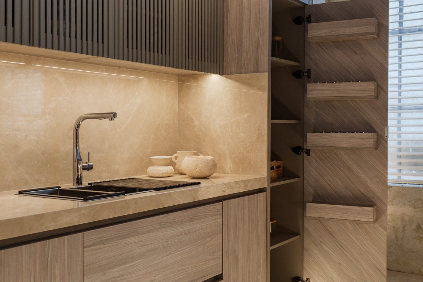 Detalle de la cocina y estanterías del stand